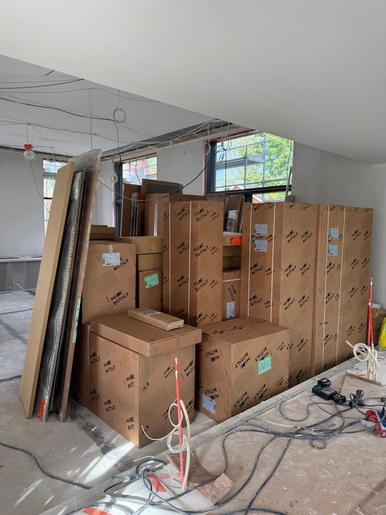 Yritysmuutto Helsinki. Tässä kuvassa meillä on iso kasa valmistajan tavaraa, jotka on kannettu yrityksen tiloihin.