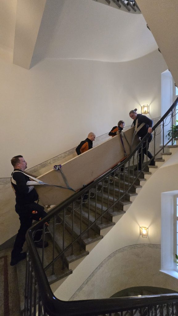 Yritysmuutto Helsinki. tässä kannamme isoa ja painaa keittiön kivitasoa yrityksen tiloihin.