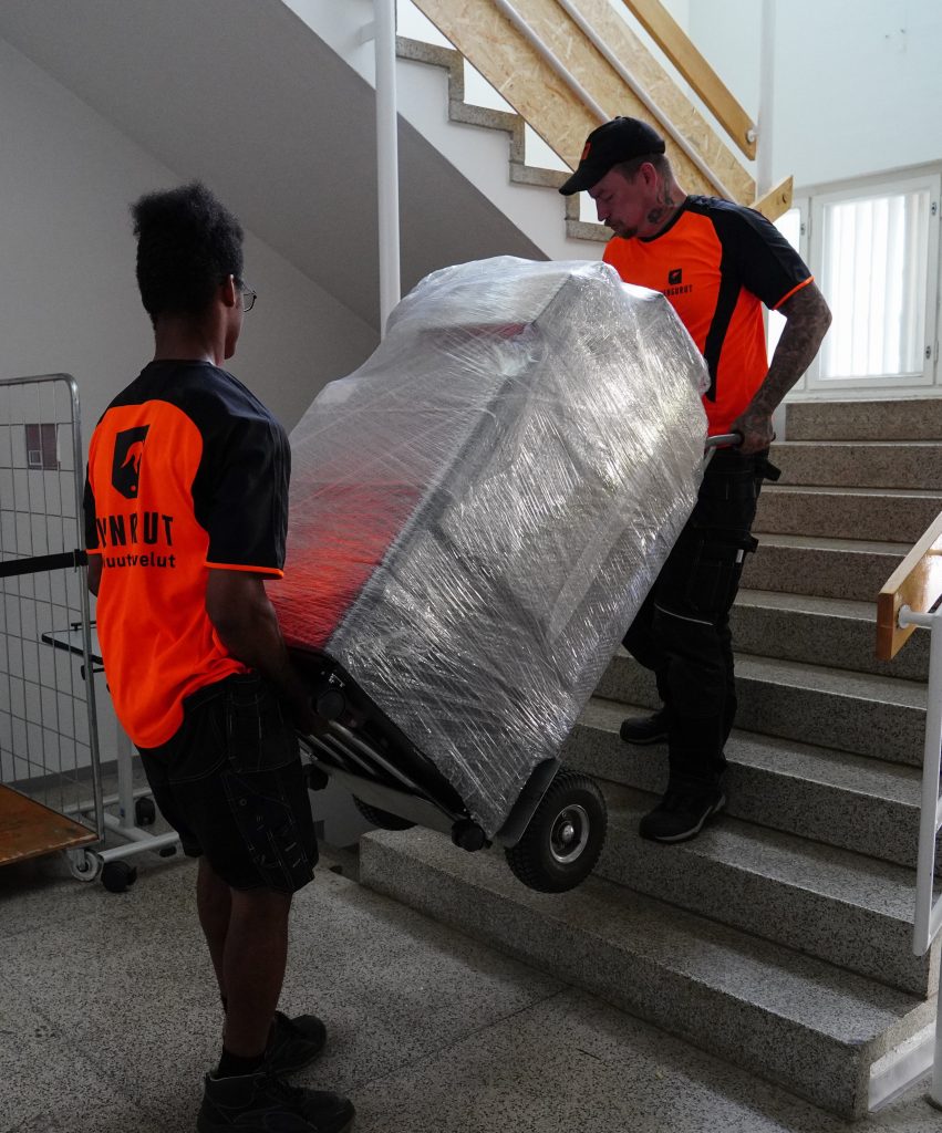 Yritysmuutossa Helsingissä meillä on aina hyvä tiimi kantamassa tavaroita turvallisesti.