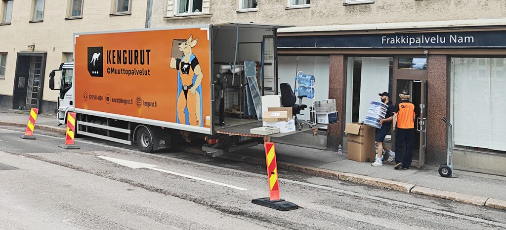 Muuttopalvelu Kengurut muutti pukuliike Frakkipalvelu Namin uuteen osoitteeseen.