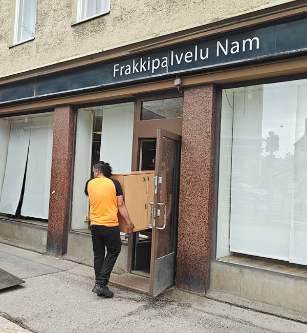 Muuttopalvelu Kengurut muutti pukuliike Frakkipalvelu Namin uuteen osoitteeseen.