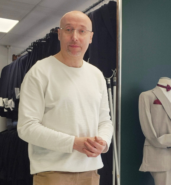 Muuttopalvelu Kengurut muutti pukuliike Frakkipalvelu Namin uuteen osoitteeseen.