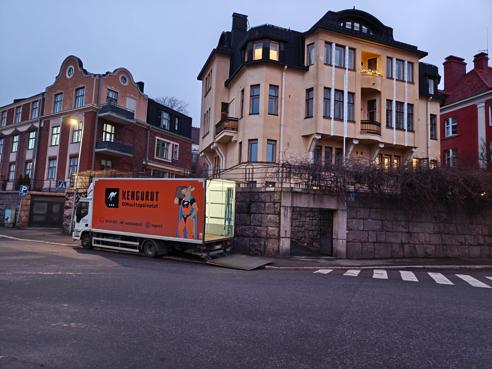 Muuttopalvelun hinta. HInta koostuu mm. siitä kuinka pitkälle auto saadaan rapun edestä. Mitä lähemmäksi, sitä edullisempaa muuttaminen on.