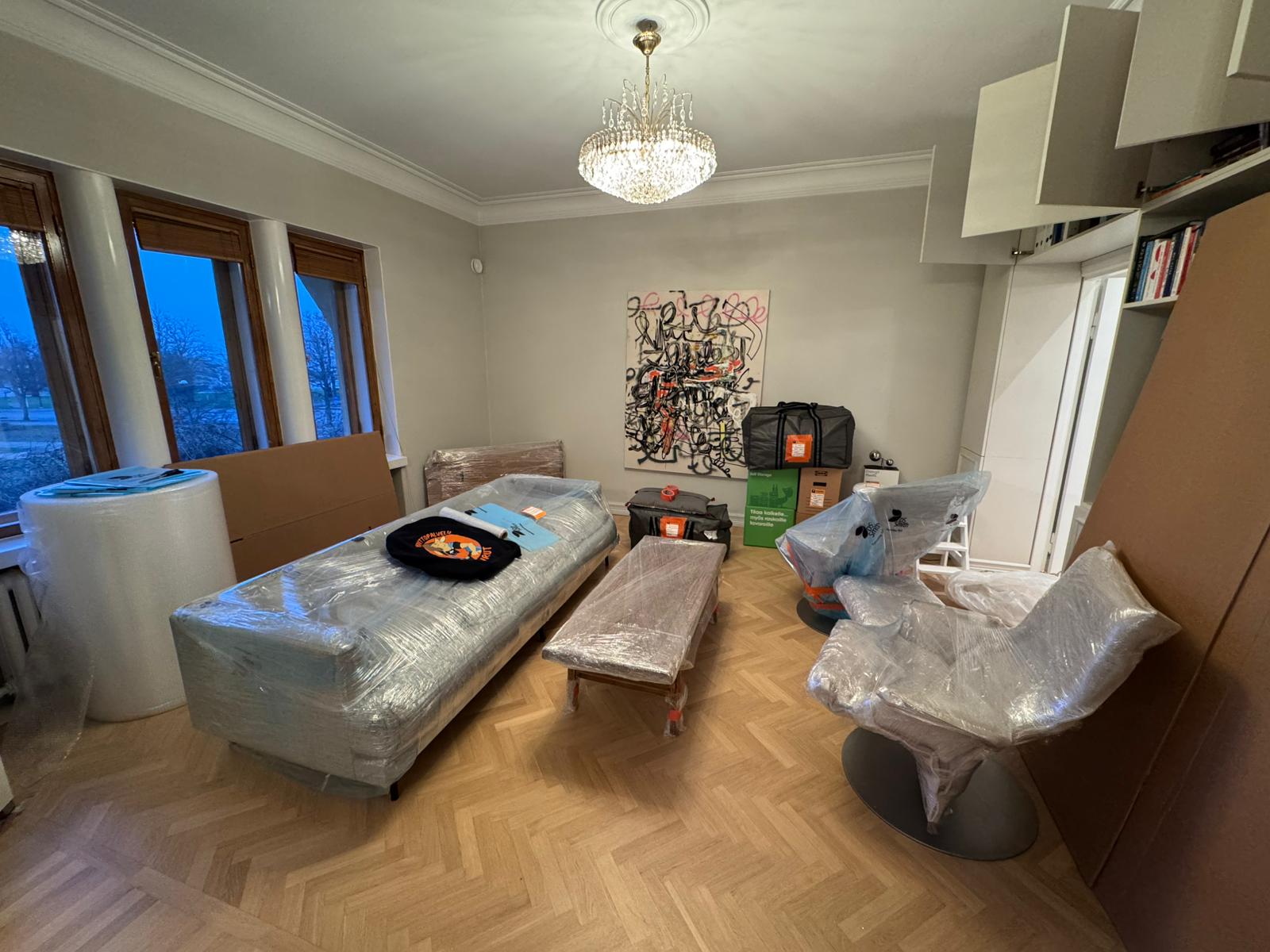 Muuttopalvelu hinta. Mikäli valitsen muuttopalveluun suojauksen niin muuttopalvelun hinta on erilainen kuin ilman suojausta.