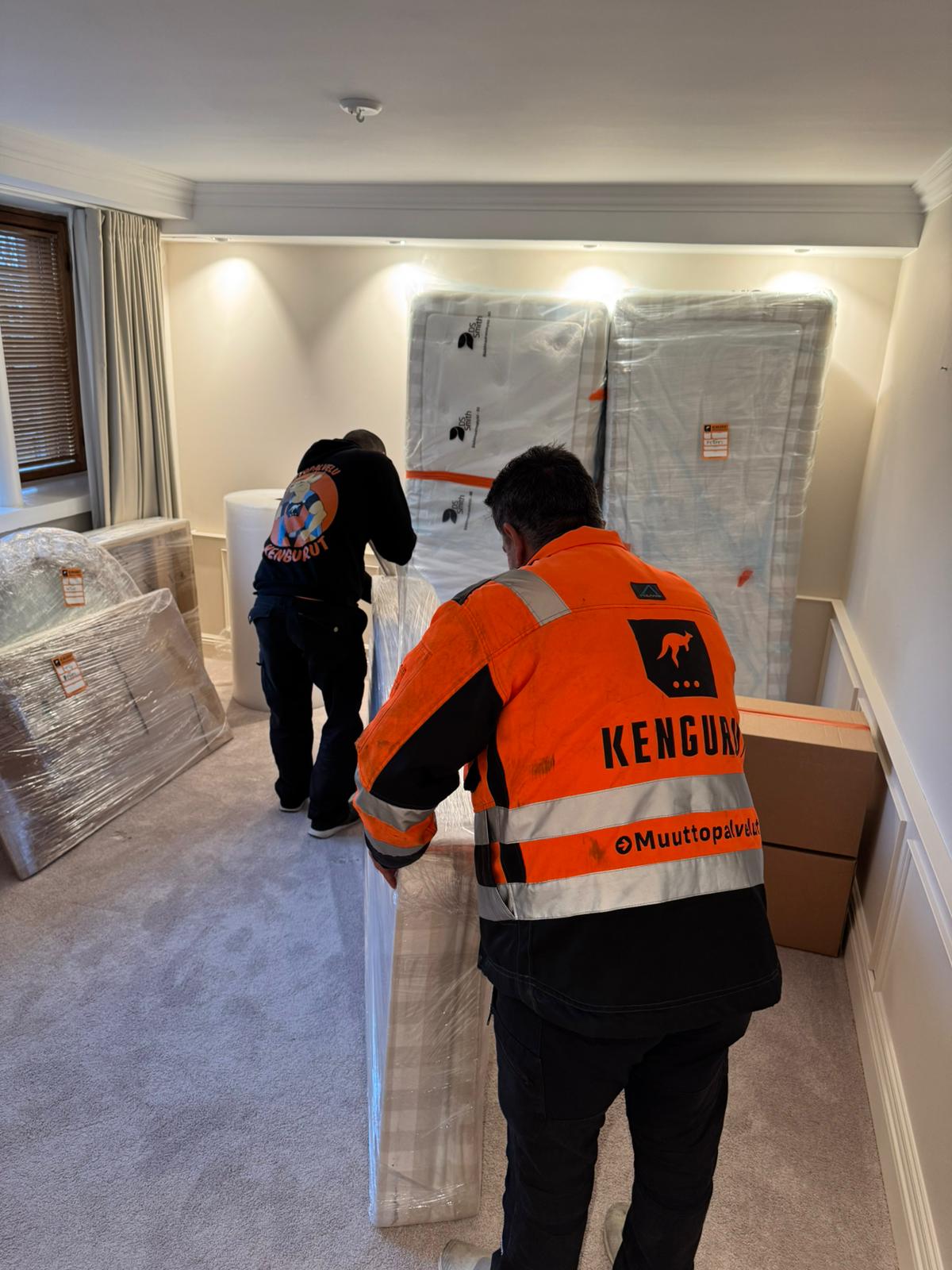 Kengurut muutto. On tärkeää suojata tavarat ennen muuttoa.