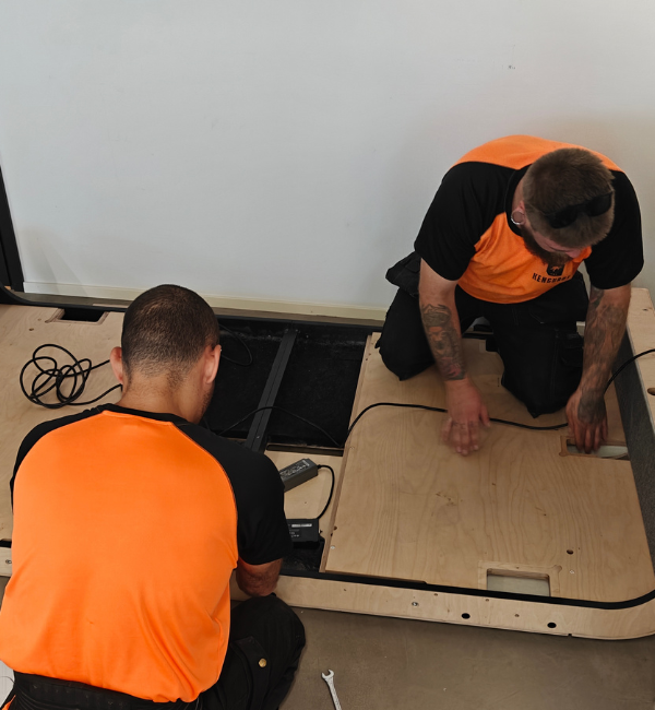 Puhelinkoppien siirto. Asennetaan puhelinkoppia siirron yhteydessä.