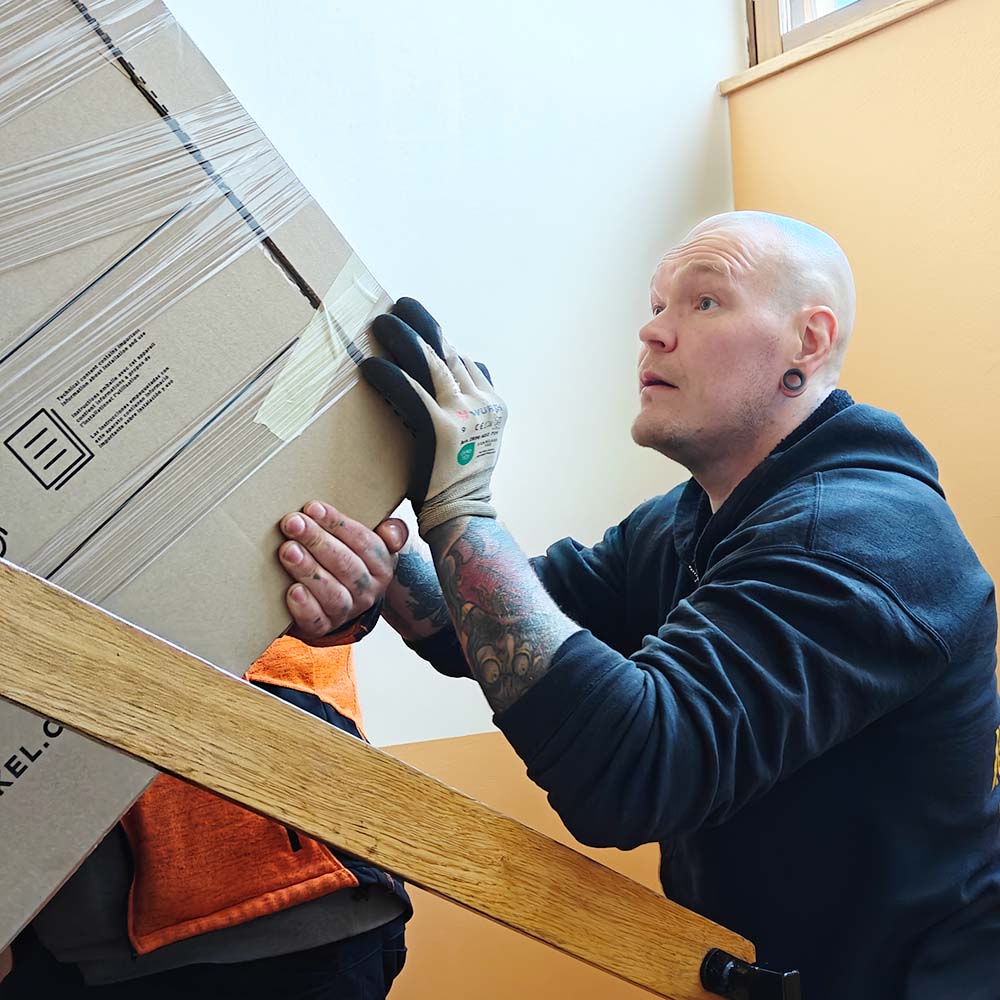 Isojen kodinkoneiden sisäänkanto Eirassa.