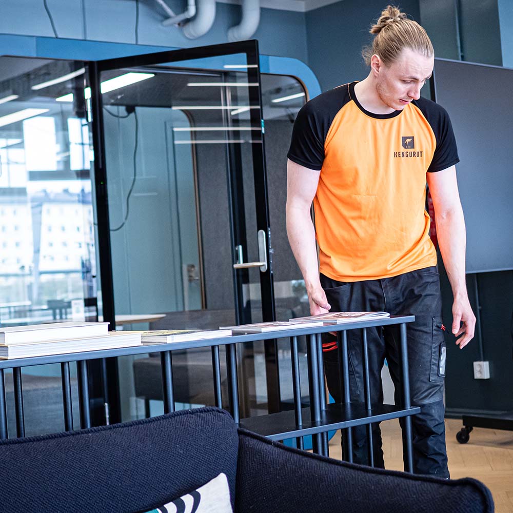 Kalusteet asetellaan asiakkaan toivomusten mukaan paikoilleen.